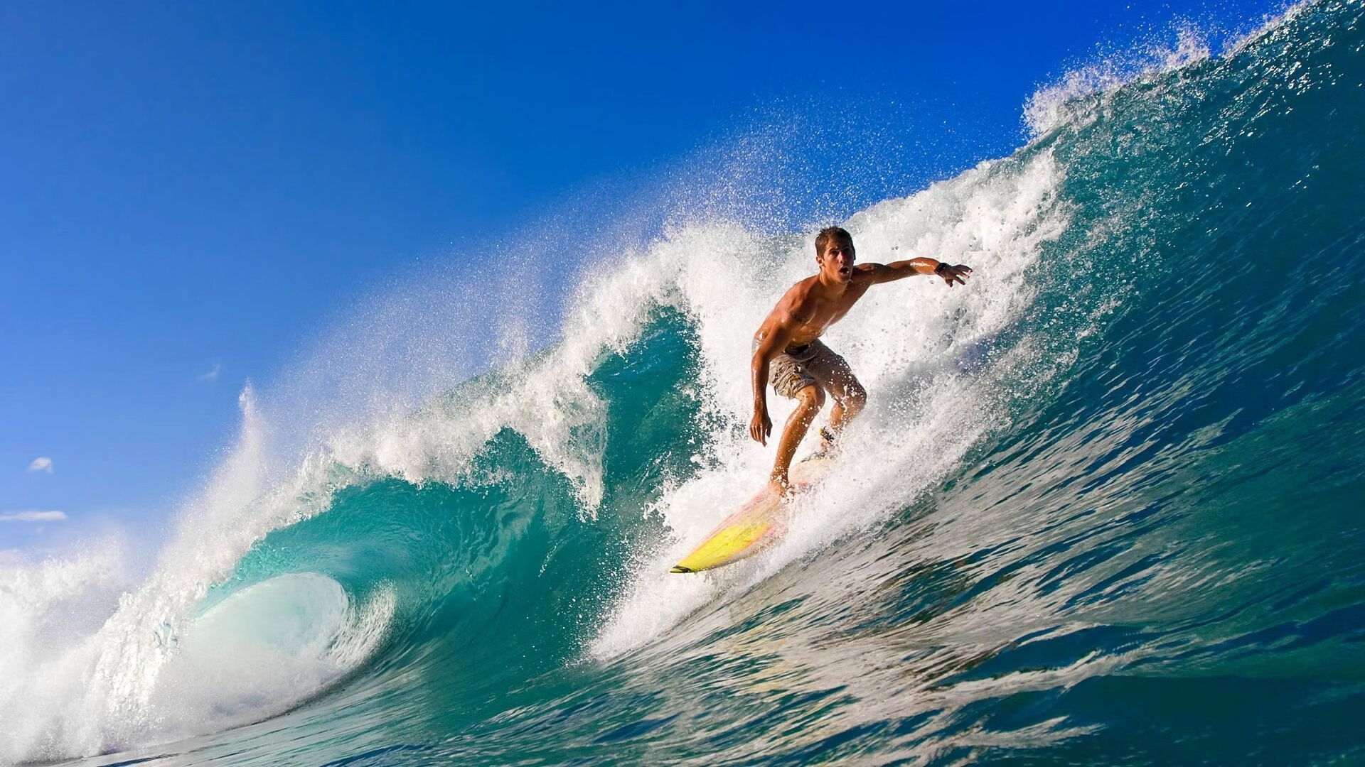 武士对决：球场上的对决犹如武林高手较量，武士对峙